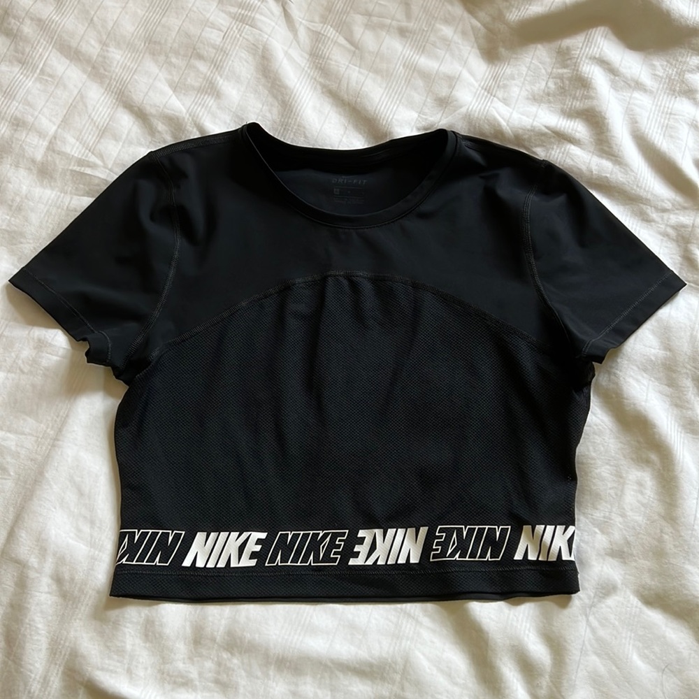 Nike cropped shirt size m
